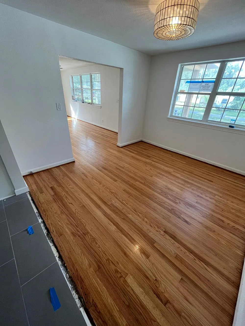 Piso de madeira limpo e conservado em ambiente residencial