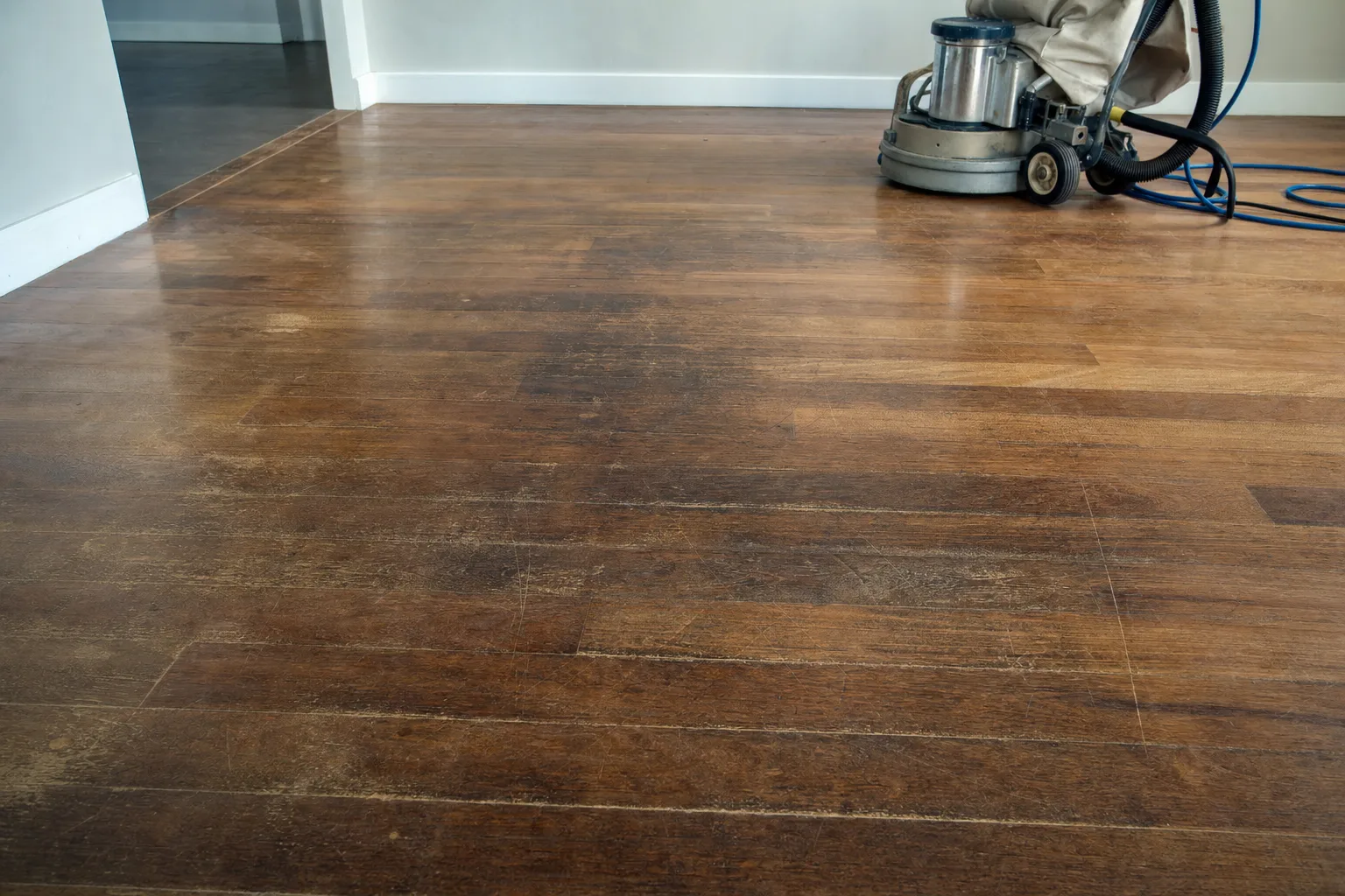 Piso de madeira manchado antes da raspagem e restauração