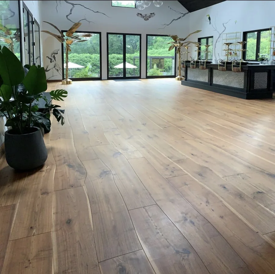 Piso de madeira restaurado em ambiente residencial