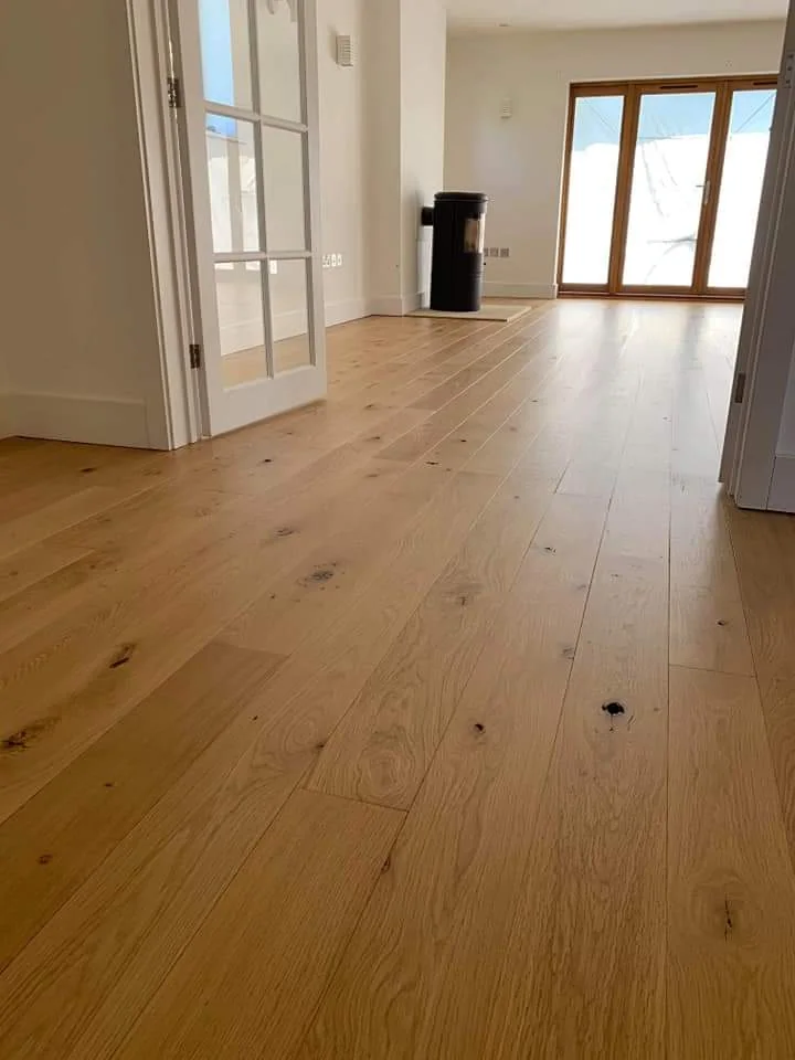 Piso de madeira restaurado em imóvel residencial na Baixada Santista