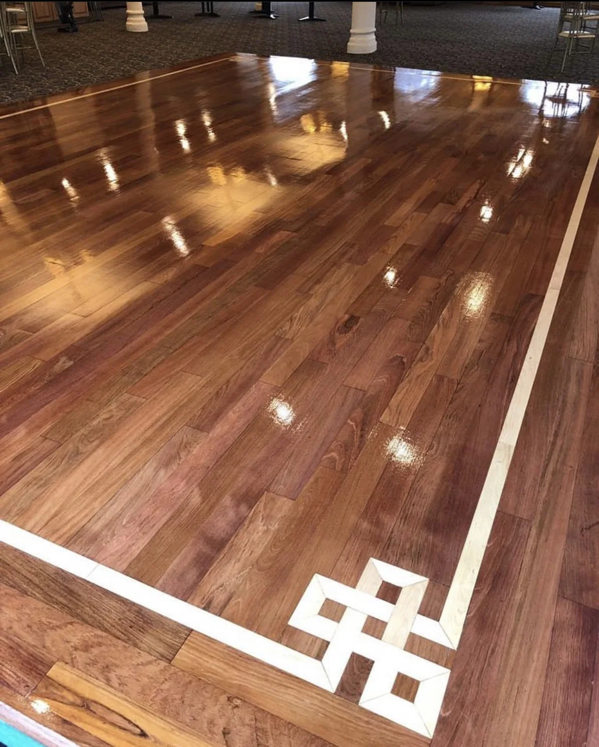 Piso de madeira com acabamento restaurado na capital de São Paulo