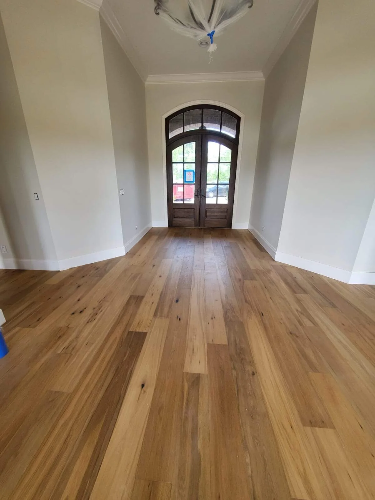 Piso de madeira restaurado em ambiente residencial em São Bernardo