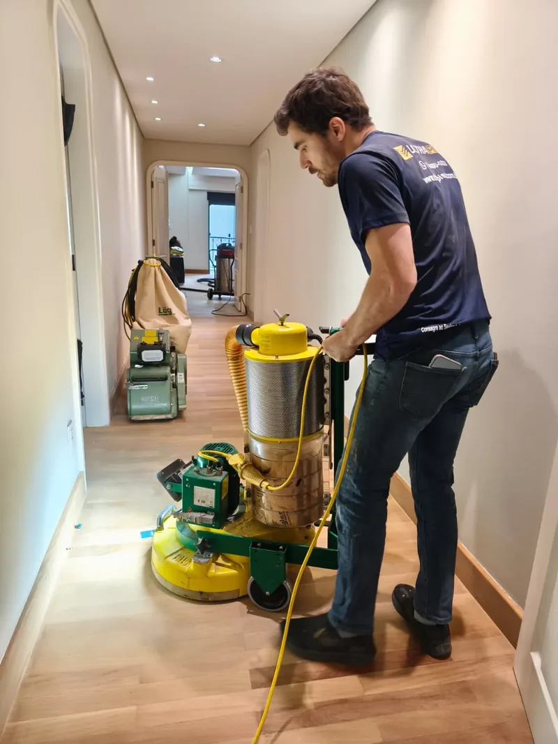 Profissional realizando raspagem de piso de madeira