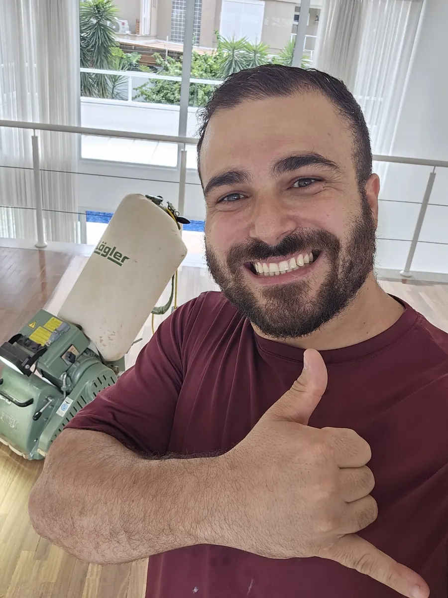 Alyson Bruno, especialista em raspagem e restauração de pisos de madeira